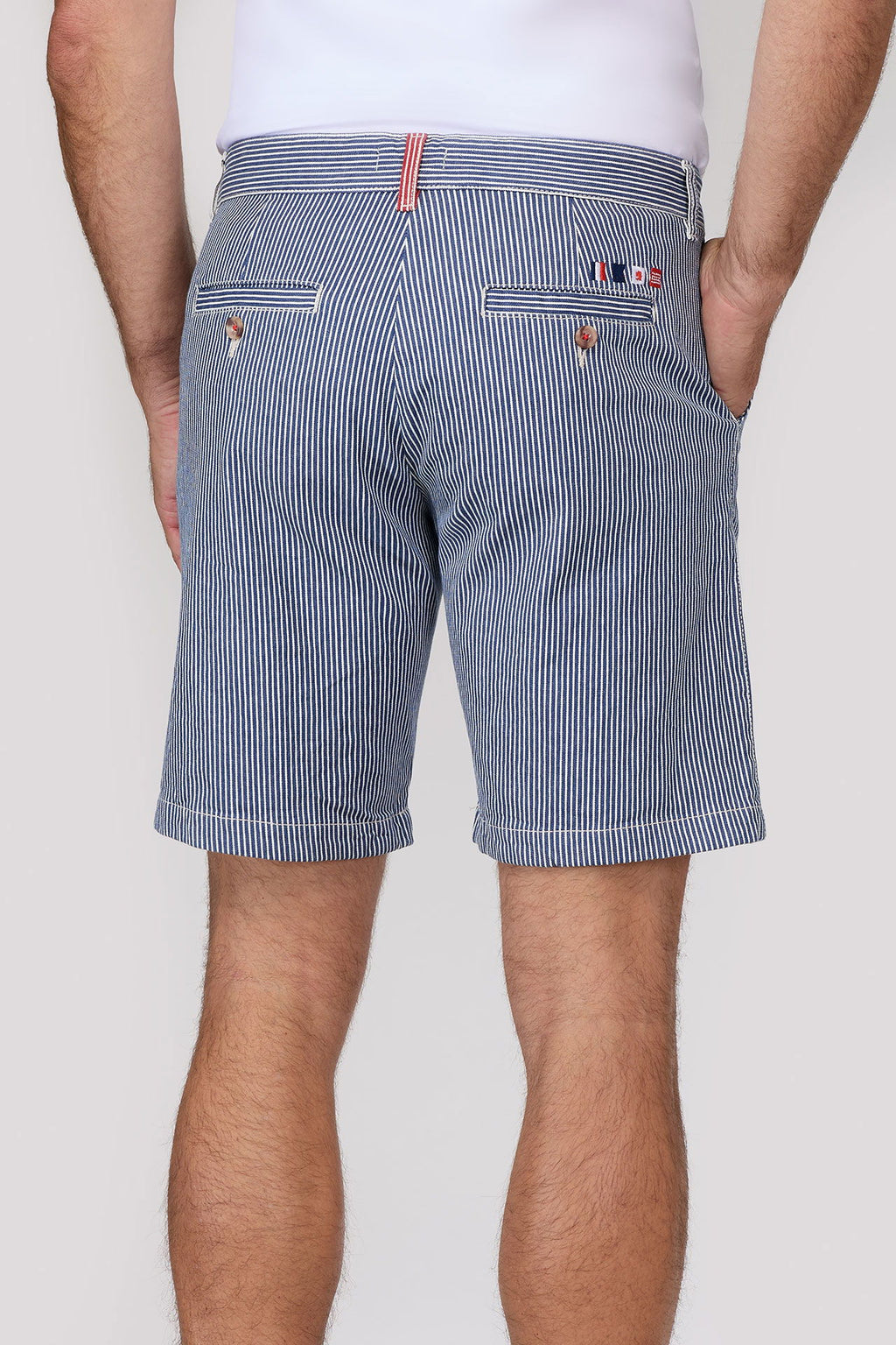Detalj av stripete bermudashorts bomull med beltehemper