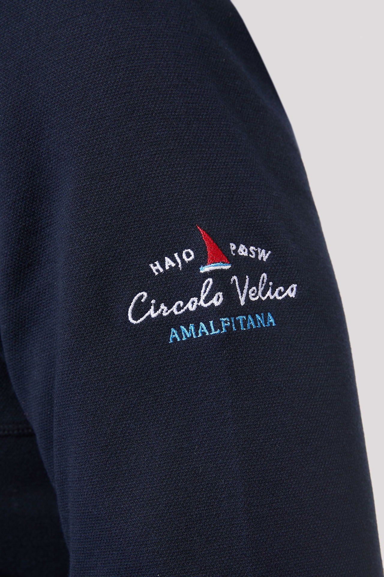 Sweatshirt StayFresh med maritim broderi piké montert på modell