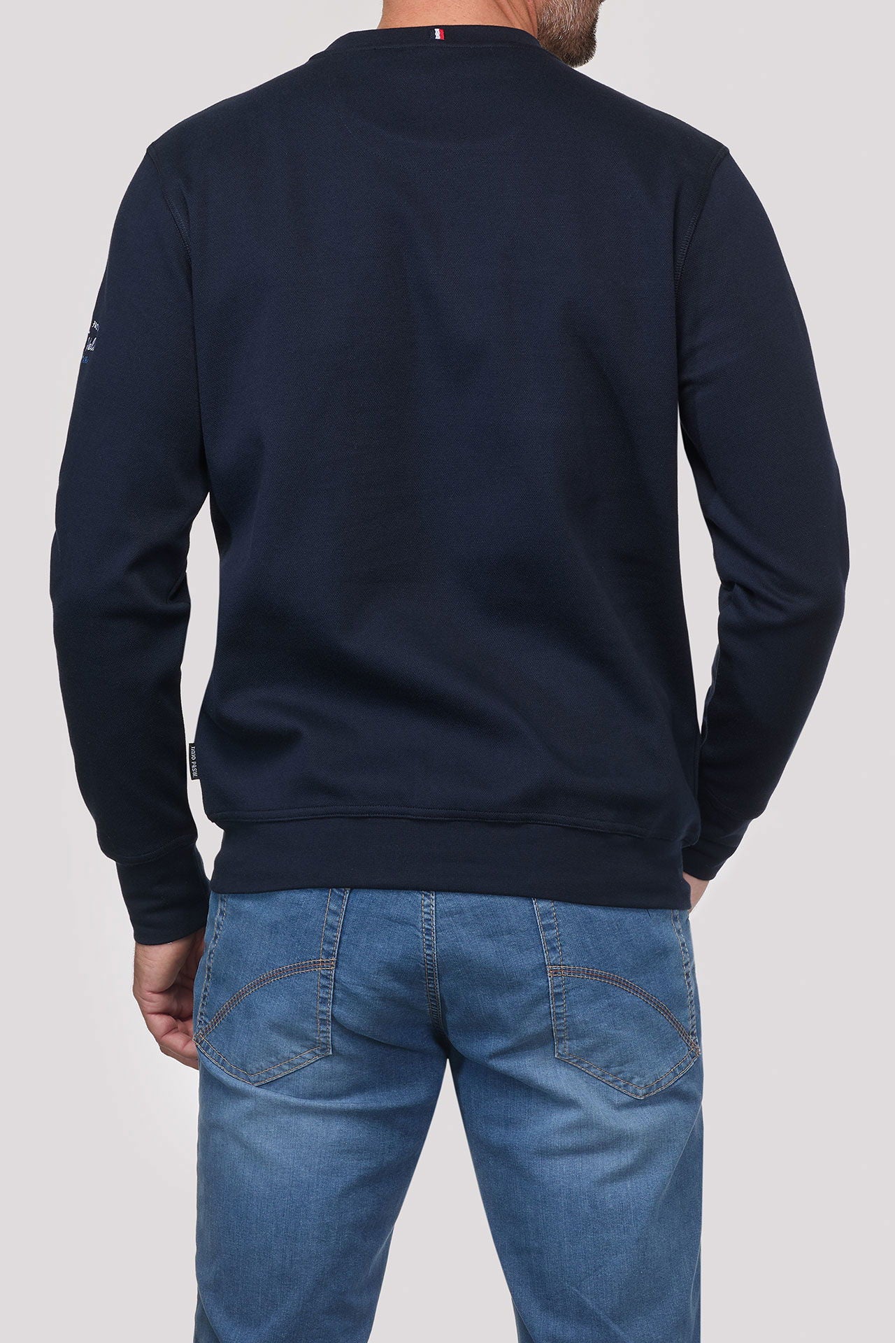 Nærbilde av stoff og broderi på Sweatshirt StayFresh med maritim broderi piké