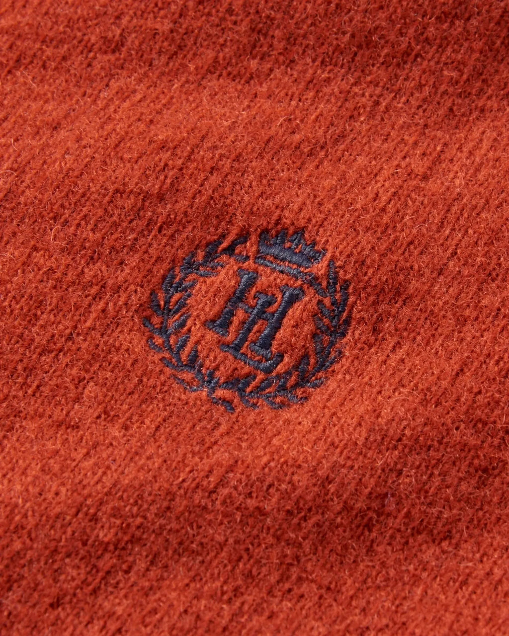 Detalj av Teddington Crew Knit strikkegenser med broderi