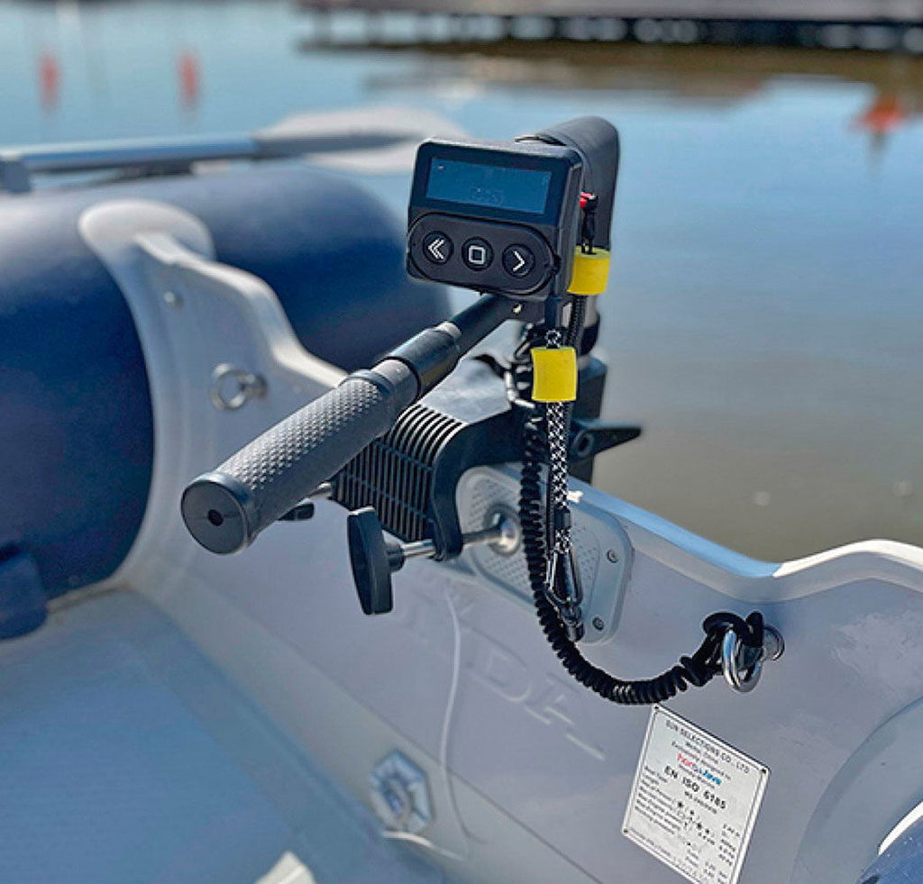 Thrustme Kicker elektrisk påhengsmotor nærbilde av fjernkontroll