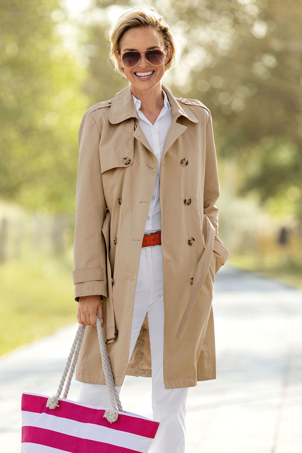 Trenchcoat dame klassisk med belte og dobbeltknapping forfra