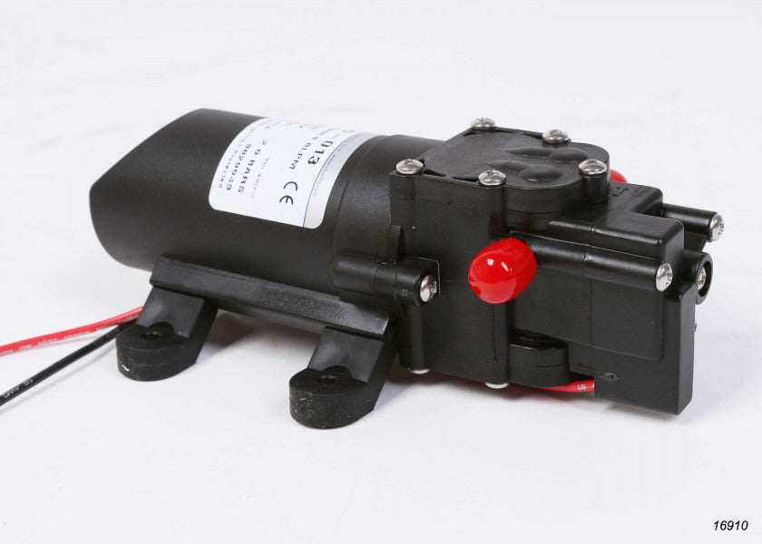 Nærbilde av rustfrie deler på Trykkvannspumpe marin 12V 3,8 l/min selvsugende 10 mm - SHURFLO