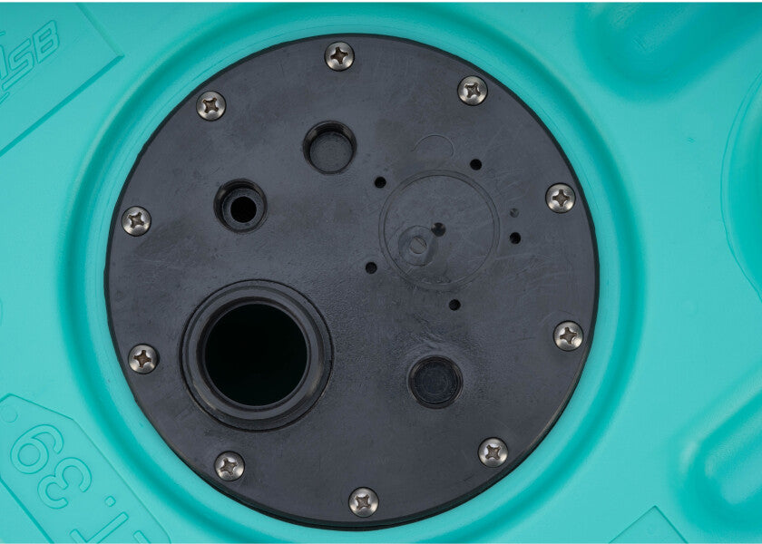 Nærbilde av pumpe på Vanntank 39 l med pumpe 3,8 l/min 12V - CAN PLASTIC