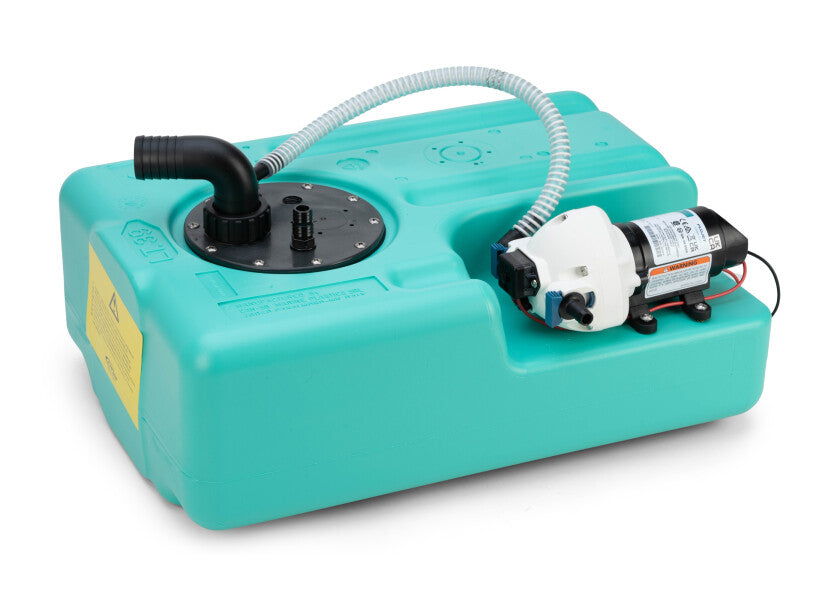 Nærbilde av pumpe på Vanntank 45 l med pumpe 11 l/min 12V - CAN PLASTIC