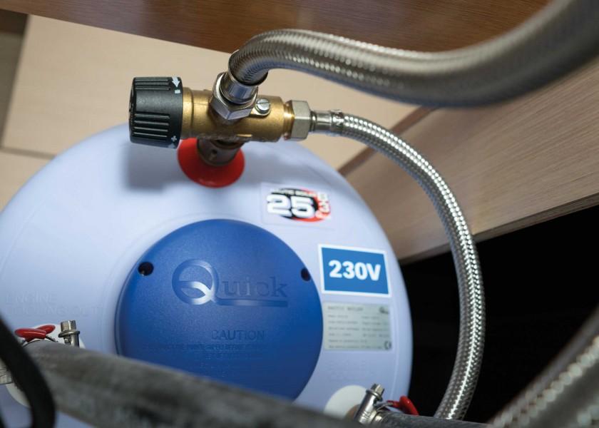 Nærbilde av Varmtvannsbereder B3 rustfritt stål 15-80 liter 230V - Quick