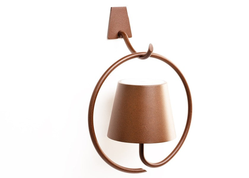Detalj av Vegglampe POLDINA med brakett oppladbar rustfarge