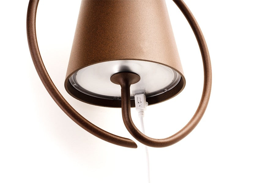 Nærbilde av Vegglampe POLDINA med brakett oppladbar rustfarge