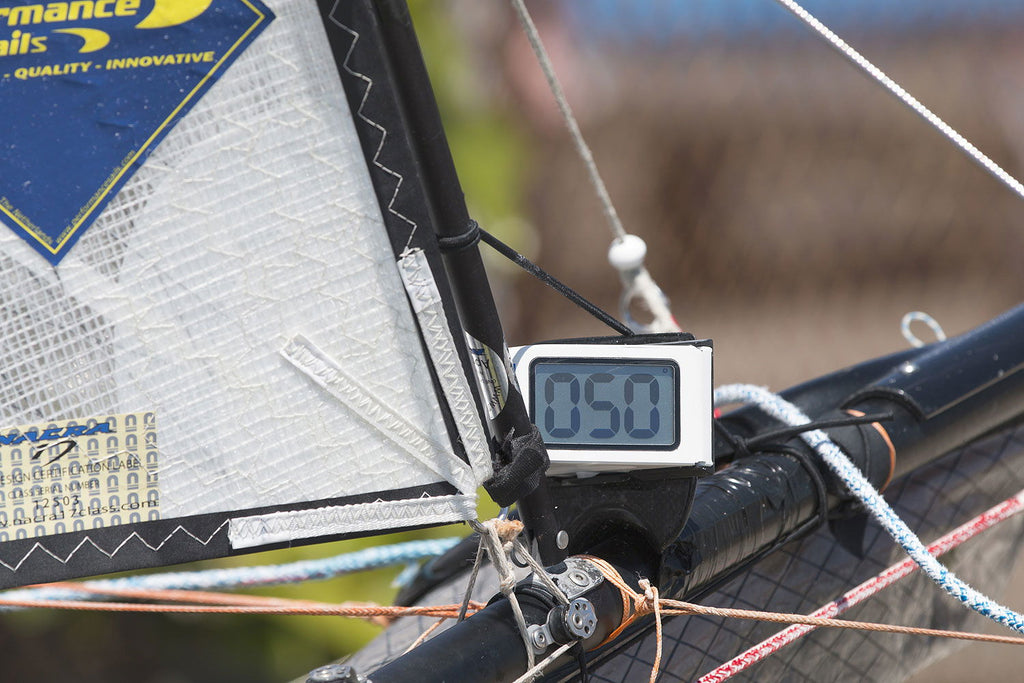 Nærbilde av Velocitek Prism versjon 2 digitalt regattakompass display
