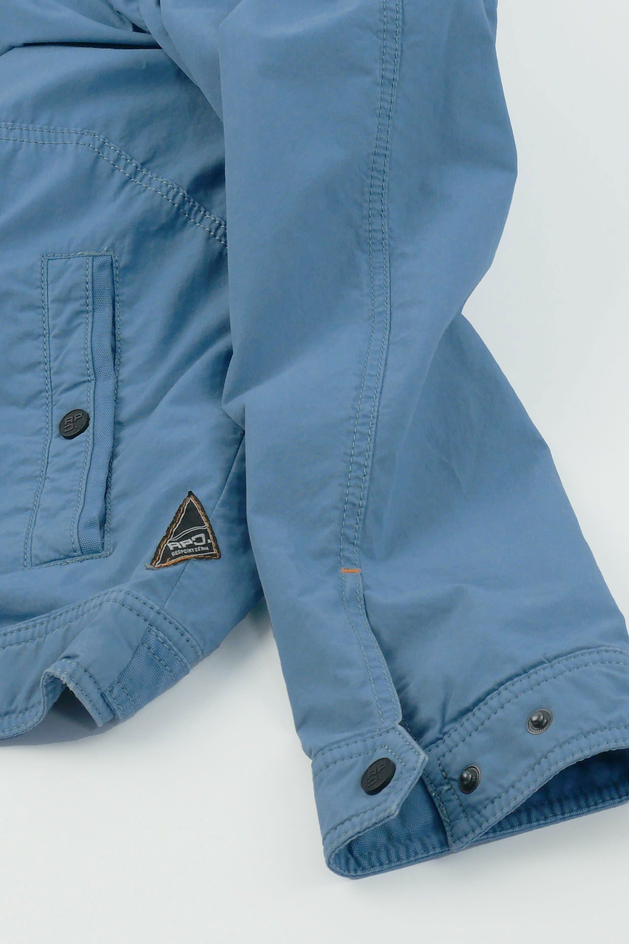 Nærbilde av knapp på Washer blouson bomullsjakke vasket finish - Redpoint