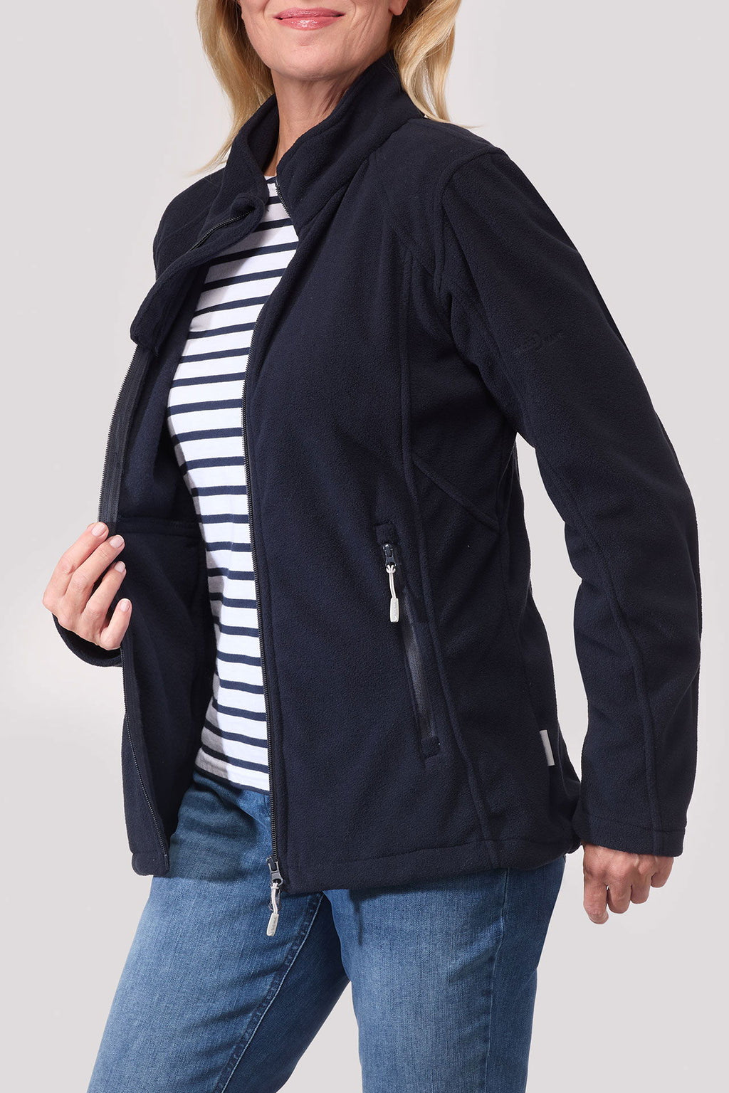 Detalj av lomme på Windbreaker fleecejakke dame vindtett lett 2-veis glidelås Blue Wave