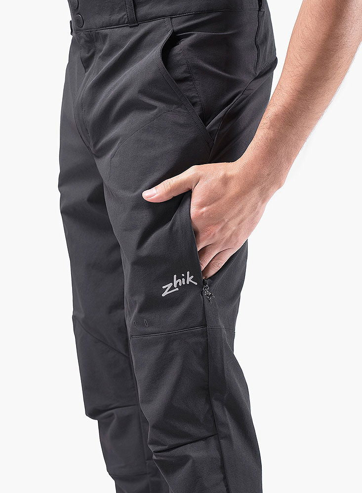 Detalj av Zhik dekksbukse herre 4-veis stretch vannavvisende stoff